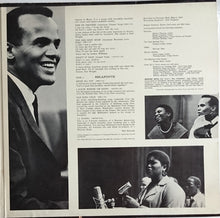 Laden Sie das Bild in den Galerie-Viewer, Harry Belafonte With Odetta ~ Miriam Makeba ~ The Chad Mitchell Trio ~ The Belafonte Folk Singers : Belafonte Returns To Carnegie Hall (2xLP, Album, Gat)