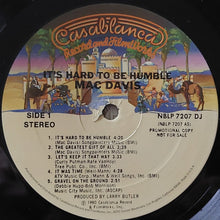 Laden Sie das Bild in den Galerie-Viewer, Mac Davis : It's Hard To Be Humble (LP, Album, Promo)