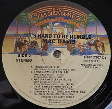 Laden Sie das Bild in den Galerie-Viewer, Mac Davis : It's Hard To Be Humble (LP, Album, Promo)