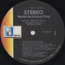 Laden Sie das Bild in den Galerie-Viewer, Richard "Groove" Holmes : Workin' On A Groovy Thing (LP, Album, Gat)