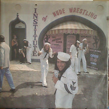 Laden Sie das Bild in den Galerie-Viewer, Alice Cooper : Muscle Of Love (LP, Album, Quad, CD-)