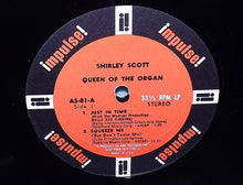 Laden Sie das Bild in den Galerie-Viewer, Shirley Scott : Queen Of The Organ (LP, Album, RE)