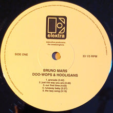 Laden Sie das Bild in den Galerie-Viewer, Bruno Mars : Doo-Wops & Hooligans (LP, Album, RP)