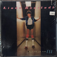 Laden Sie das Bild in den Galerie-Viewer, Linda Ronstadt : Living In The USA (LP, Gat)