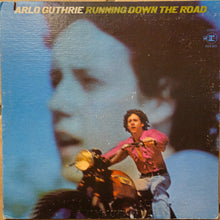 Laden Sie das Bild in den Galerie-Viewer, Arlo Guthrie : Running Down The Road (LP, Album, RE, Gat)
