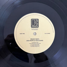 Laden Sie das Bild in den Galerie-Viewer, Bruno Mars : Doo-Wops & Hooligans (LP, Album, RP)