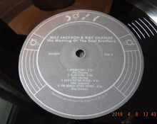 Laden Sie das Bild in den Galerie-Viewer, Milt Jackson & Ray Charles : The Meeting Of The Soul Brothers (2xLP, Comp, RE)