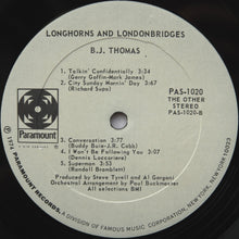 Laden Sie das Bild in den Galerie-Viewer, B.J. Thomas : Longhorns & Londonbridges (LP, Album)