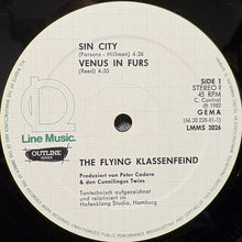 Laden Sie das Bild in den Galerie-Viewer, The Flying Klassenfeind* : The Flying Klassenfeind (12")