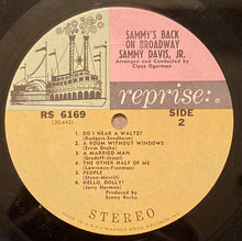 Laden Sie das Bild in den Galerie-Viewer, Sammy Davis Jr. : Sammy's Back On Broadway (LP)