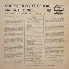 Laden Sie das Bild in den Galerie-Viewer, Mr. Acker Bilk* With The Leon Young String Chorale : Stranger On The Shore (LP, Album)