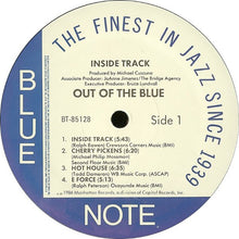 Laden Sie das Bild in den Galerie-Viewer, Out Of The Blue (3) : Inside Track (LP, Album)