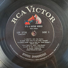 Charger l'image dans la galerie, Chet Atkins : It's A Guitar World (LP, Hol)
