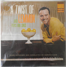 Laden Sie das Bild in den Galerie-Viewer, Jack Lemmon : A Twist Of Lemmon: Jack Lemmon Plays And Sings (LP, Album, Mono)