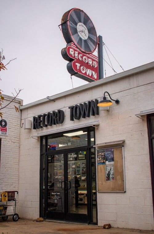 Record Town hat einen großartigen Groove und jetzt ist sein ikonisches Schild zurück