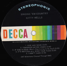 Laden Sie das Bild in den Galerie-Viewer, Kitty Wells : Singing 'Em Country (LP, Album, Ind)
