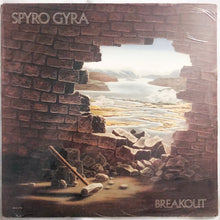 Laden Sie das Bild in den Galerie-Viewer, Spyro Gyra : Breakout (LP, Album, EDP)
