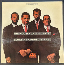 Laden Sie das Bild in den Galerie-Viewer, The Modern Jazz Quartet : Blues At Carnegie Hall (LP, Album, RE, Gat)

