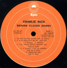 Laden Sie das Bild in den Galerie-Viewer, Charlie Rich : Behind Closed Doors (LP, Album)
