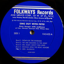 Laden Sie das Bild in den Galerie-Viewer, Pete Seeger : Sing Out With Pete! (LP, Album, Comp, Roc)
