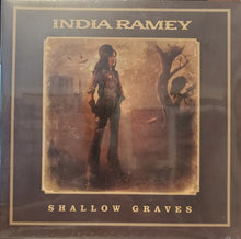Laden Sie das Bild in den Galerie-Viewer, India Ramey : Shallow Graves (LP, bon)
