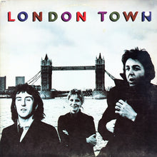 Laden Sie das Bild in den Galerie-Viewer, Wings (2) : London Town (LP, Album, Win)
