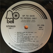 Laden Sie das Bild in den Galerie-Viewer, The Partridge Family Starring Shirley Jones (2) Featuring David Cassidy : Up To Date (LP, Album, Mon)
