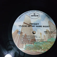 Laden Sie das Bild in den Galerie-Viewer, Twiggy (2) : Please Get My Name Right (LP, Album)
