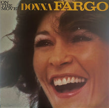 Laden Sie das Bild in den Galerie-Viewer, Donna Fargo : On The Move (LP, Album)
