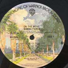 Laden Sie das Bild in den Galerie-Viewer, Donna Fargo : On The Move (LP, Album)
