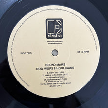 Laden Sie das Bild in den Galerie-Viewer, Bruno Mars : Doo-Wops &amp; Hooligans (LP, Album, RP)
