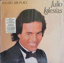 Laden Sie das Bild in den Galerie-Viewer, Julio Iglesias : 1100 Bel Air Place (LP, Album)
