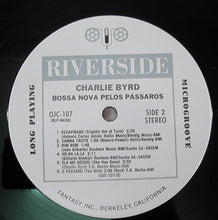 Laden Sie das Bild in den Galerie-Viewer, Charlie Byrd : Bossa Nova Pelos Pássaros (LP, Album, RE)
