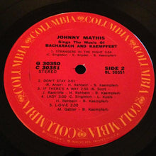 Laden Sie das Bild in den Galerie-Viewer, Johnny Mathis : Johnny Mathis Sings The Music Of Bacharach &amp; Kaempfert (2xLP, Comp, Gat)
