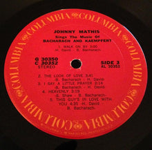 Laden Sie das Bild in den Galerie-Viewer, Johnny Mathis : Johnny Mathis Sings The Music Of Bacharach &amp; Kaempfert (2xLP, Comp, Gat)
