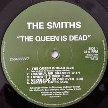 Laden Sie das Bild in den Galerie-Viewer, The Smiths : The Queen Is Dead (LP, Album, RE, Gat)
