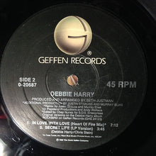 Laden Sie das Bild in den Galerie-Viewer, Debbie Harry* : In Love With Love (12", Maxi, Spe)
