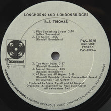Laden Sie das Bild in den Galerie-Viewer, B.J. Thomas : Longhorns &amp; Londonbridges (LP, Album)
