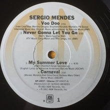 Laden Sie das Bild in den Galerie-Viewer, Sérgio Mendes : Sergio Mendes (LP, Album, B -)
