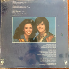 Laden Sie das Bild in den Galerie-Viewer, Donny &amp; Marie Osmond : Make The World Go Away (LP, Album, Ter)
