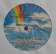 Laden Sie das Bild in den Galerie-Viewer, Lee Greenwood : Somebody&#39;s Gonna Love You (LP, Album, Glo)
