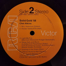 Laden Sie das Bild in den Galerie-Viewer, Chet Atkins : Solid Gold &#39;68 (LP, Album, Hol)
