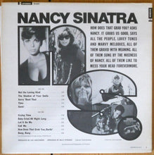 Laden Sie das Bild in den Galerie-Viewer, Nancy Sinatra : How Does That Grab You? (LP, Album)
