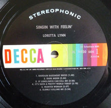 Laden Sie das Bild in den Galerie-Viewer, Loretta Lynn : Singin&#39; With Feelin&#39; (LP, Glo)
