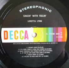 Laden Sie das Bild in den Galerie-Viewer, Loretta Lynn : Singin&#39; With Feelin&#39; (LP, Glo)
