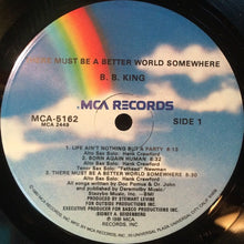 Laden Sie das Bild in den Galerie-Viewer, B.B. King : There Must Be A Better World Somewhere (LP, Album, Glo)
