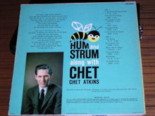 Laden Sie das Bild in den Galerie-Viewer, Chet Atkins : Hum And Strum Along With Chet Atkins (LP)
