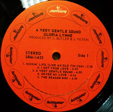 Laden Sie das Bild in den Galerie-Viewer, Gloria Lynne : A Very Gentle Sound (LP)
