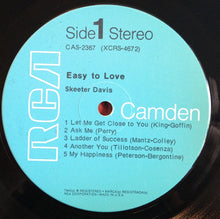 Laden Sie das Bild in den Galerie-Viewer, Skeeter Davis : Easy To Love (LP, Album)
