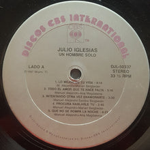 Laden Sie das Bild in den Galerie-Viewer, Julio Iglesias : Un Hombre Solo (LP, Album)

